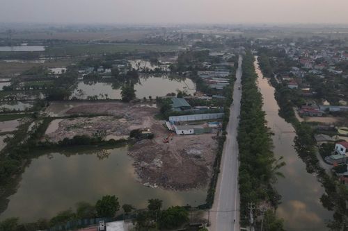 Thanh Trì: Xe tải chở bùn, đất rầm rập đi san lấp đất nông nghiệp trong đêm