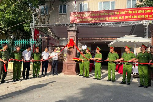 Gắn biển 'Công an phường kiểu mẫu về an ninh trật tự và văn minh đô thị' tại quận Tây Hồ