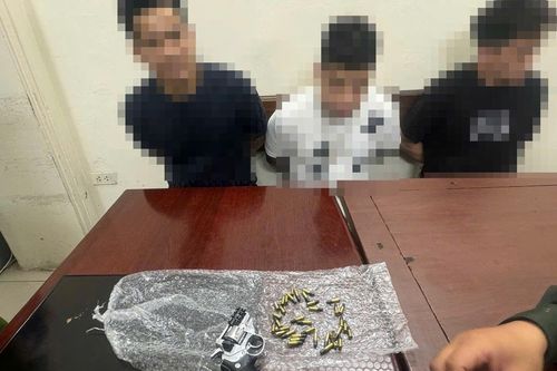Kiểm tra xe ô tô nghi vấn, lực lượng 141 phát hiện súng Colt và 32 viên đạn
