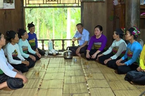 Người uy tín giúp bản làng đổi thay