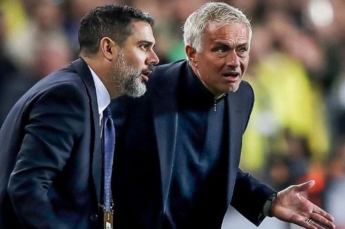 Mourinho nhận thẻ đỏ khi đối đầu MU