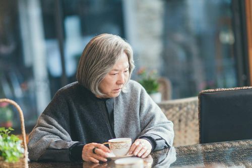 Phân biệt chứng sa sút trí tuệ và bệnh trầm cảm ở người lớn tuổi