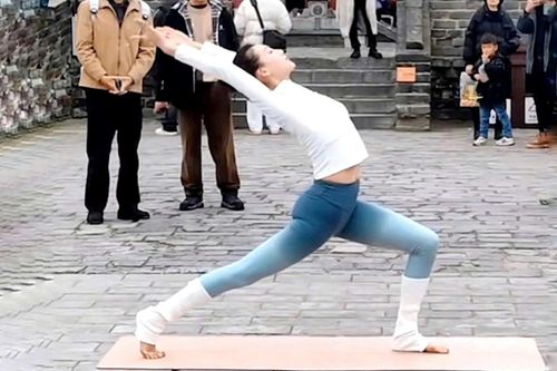Bùng nổ 'cuộc chiến' chống yoga ở nơi công cộng, điểm check-in