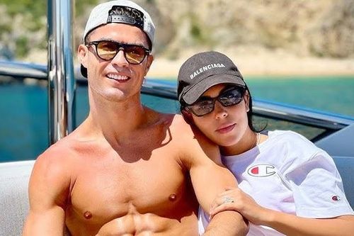 Bạn gái Ronaldo nằm viện 4 ngày