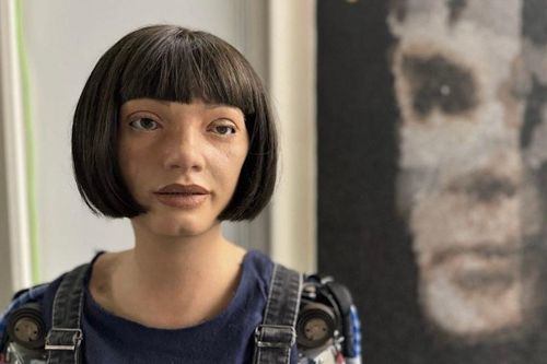 Họa sĩ robot AI đầu tiên đấu giá tranh, lên tới 195.000 USD