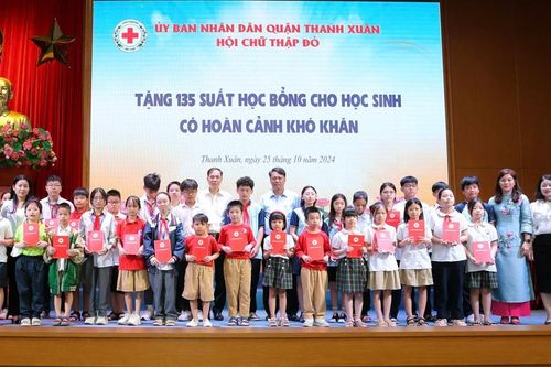 Quận Thanh Xuân: tặng học bổng cho 135 học sinh có hoàn cảnh khó khăn
