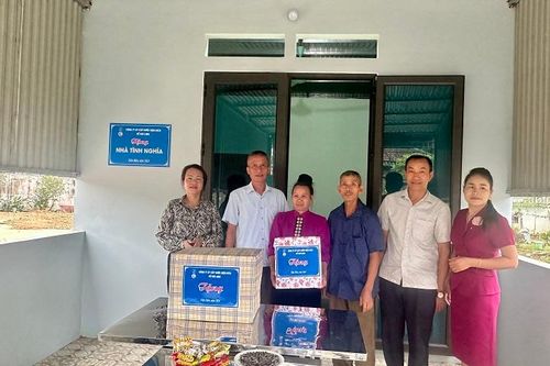 Trao nhà tình nghĩa cho hộ nghèo hoàn cảnh đặc biệt khó khăn tại Điện Biên