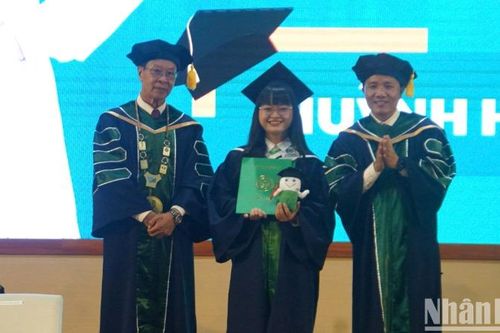 Hơn 150 tân bác sĩ, dược sĩ đầu tiên của Trường đại học Khoa học sức khỏe nhận bằng tốt nghiệp