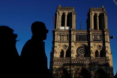 Du khách có thể phải trả phí để tham quan Nhà thờ Đức Bà Paris