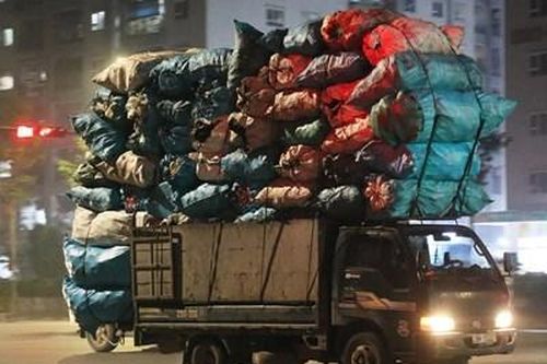 Hà Nội: Cảnh sát giao thông xử lý hàng loạt xe đầu kéo trong đêm