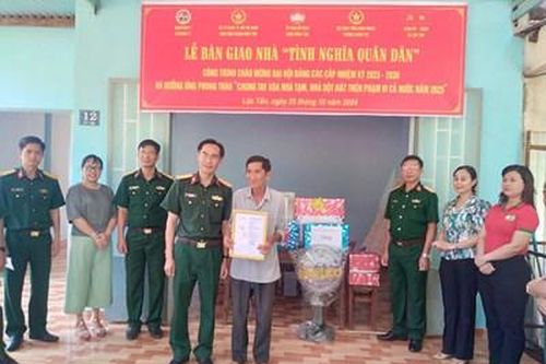 Bàn giao 2 căn nhà 'Tình nghĩa quân – dân' tặng người nghèo Bình Phước