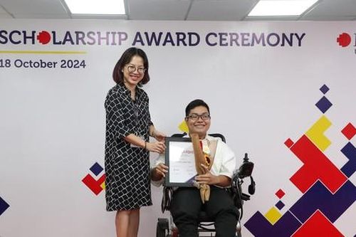 Chàng trai khuyết tật vượt nghịch cảnh vươn tới giấc mơ đại học từ bãi giữa sông Hồng