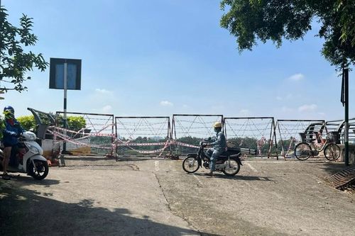 Người dân ngóng chờ phà Bình Quới