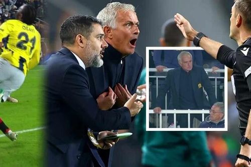HLV Mourinho bị đuổi khỏi sân trong trận gặp lại Man Utd