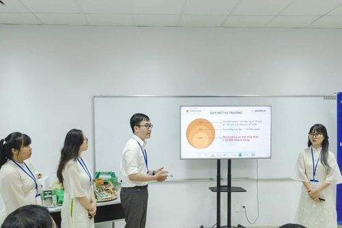 Sinh viên làm nui gạo ăn liền
