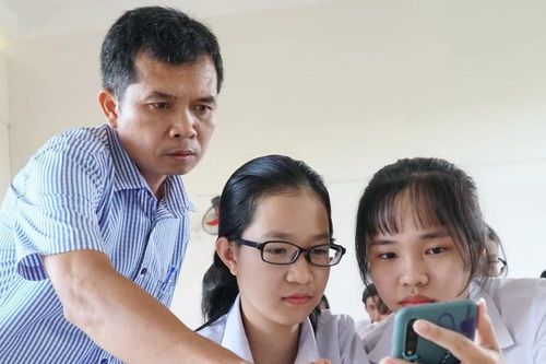 Học sinh dùng điện thoại trong lớp: Sử dụng hợp lý tốt hơn cấm