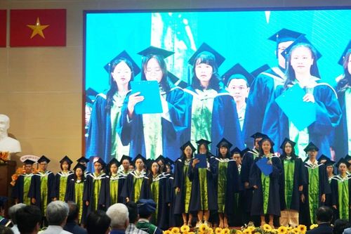 Lễ tốt nghiệp đầu tiên của Trường Đại học Khoa học Sức khỏe