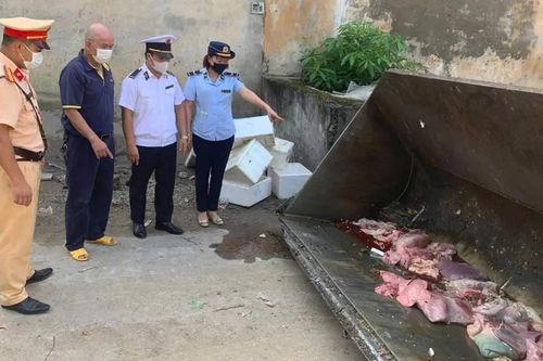 Ngăn chặn hơn 2 tạ nội tạng động vật bốc mùi hôi thối trên đường đi tiêu thụ