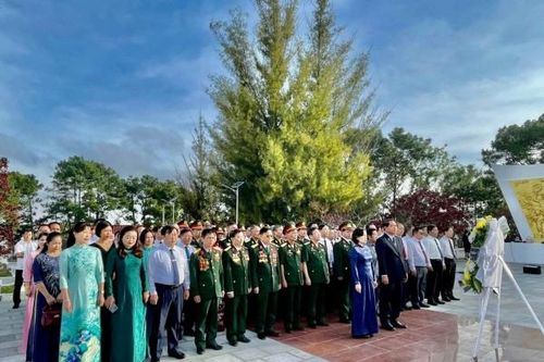 Kỷ niệm 75 năm Ngày truyền thống Quân tình nguyện và Chuyên gia Việt Nam giúp Lào: Thắp sáng mãi truyền thống đoàn kết đặc biệt