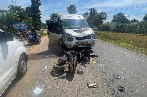 Kon Tum: Xe máy tông trực diện xe ô tô khách, 4 người thương vong