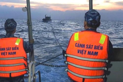 Cứu hộ tàu cá gặp nạn trên biển