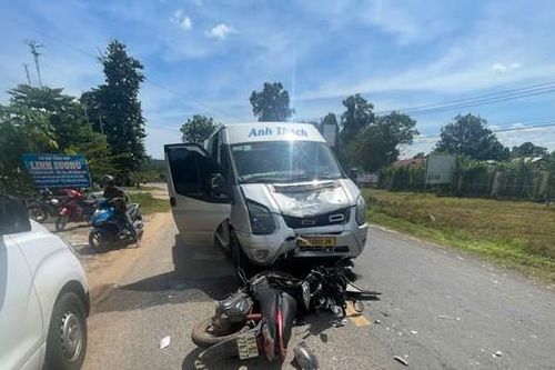 Va chạm giữa xe khách và xe máy, 4 mẹ con thương vong