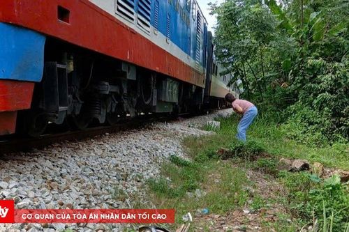Một người phụ nữ đi xe đạp tử vong khi băng qua đường sắt