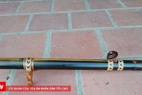 Dùng điếu cày đập vào mặt bạn nhậu