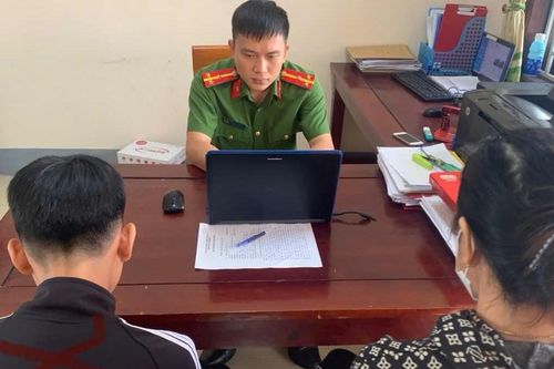 Khởi tố nam sinh lớp 11 ép bạn ăn đất