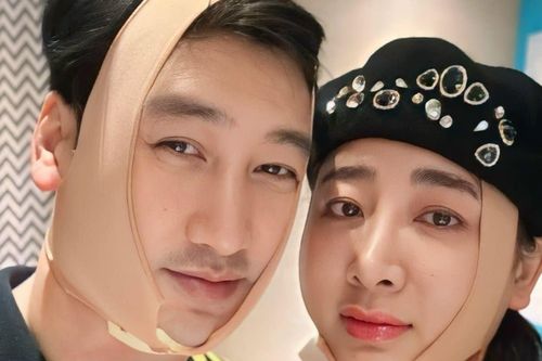 NSƯT Ngọc Quỳnh và bạn gái dạo phố với gương mặt băng bó