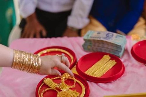 Vàng tăng không thể mua, người trẻ lấy chi phí đâu để… cưới?