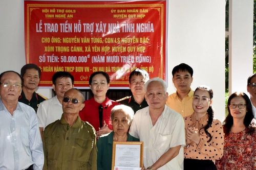 Trao 100 triệu đồng hỗ trợ xây nhà tình nghĩa tại Quỳ Hợp và Tân Kỳ