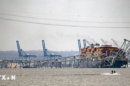 Mỹ: Chủ tàu hàng đâm sập cầu ở Baltimore phải bồi thường hơn 100 triệu USD