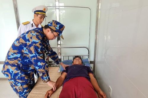 Bệnh xá đảo Sinh Tồn tiếp nhận và điều trị cho ngư dân tàu cá Bình Định