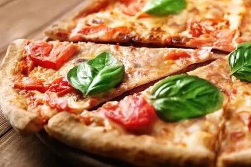 Mở hộp pizza, cảnh sát phát hiện thứ 'không tưởng' bên trong