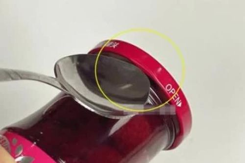 Có một 'cơ chế nhỏ' trên nắp chai, lọ, có thể mở ra chỉ bằng một cú vặn nhẹ. Đây là mẹo mở nắp lon người yếu cũng mở dễ dàng