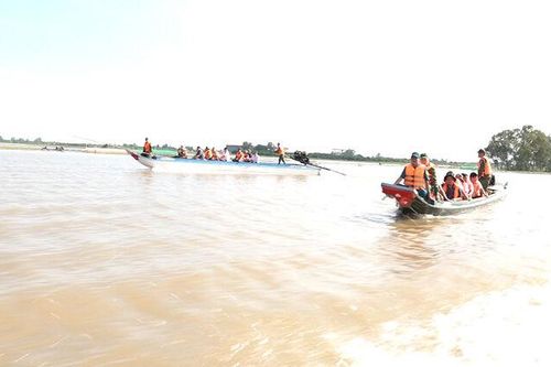 Lãnh đạo TX. Tân Châu khảo sát tuyến biên giới trong mùa nước nổi