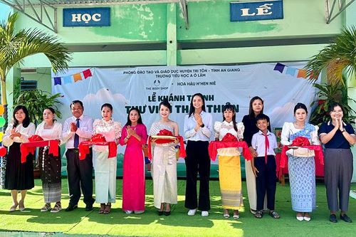 Hoa hậu H'Hen Niê dự lễ khánh thành Thư viện thân thiện tại Trường Tiểu học 'A' Ô Lâm