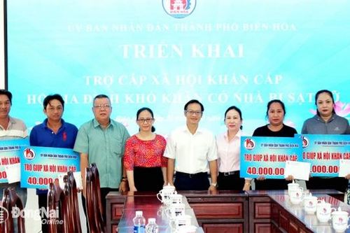 Biên Hòa hỗ trợ khẩn cấp 160 triệu đồng cho 4 nhà dân bị sập xuống sông Đồng Nai