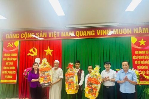 Ban Dân vận Tỉnh ủy thăm, tặng quà người có uy tín tiêu biểu trong đồng bào dân tộc thiểu số của huyện Long Thành và Trảng Bom