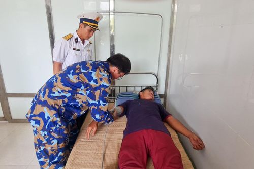 Bệnh xá đảo Sinh Tồn cấp cứu ngư dân tỉnh Bình Định bị đột quỵ não