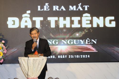 Nhà báo, nhà văn Phong Nguyên ra mắt tập sách 'Đất thiêng'