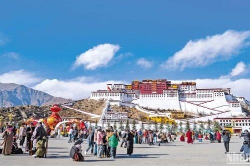 Tây Tạng, Trung Quốc chi mạnh tay để phát triển du lịch văn hóa