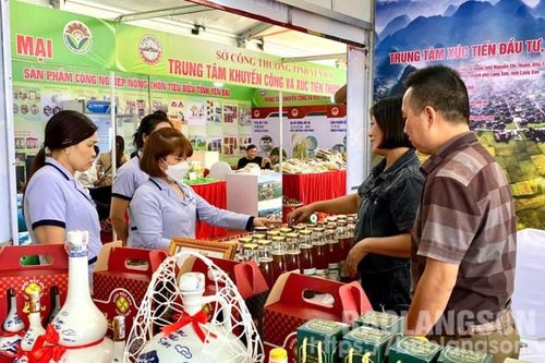 Gần 30 sản phẩm đặc trưng của Lạng Sơn được trưng bày tại Hội chợ triển lãm hàng công nghiệp nông thôn tiêu biểu năm 2024
