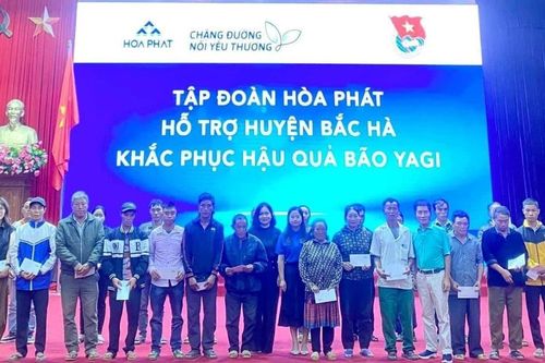 Nhiều phần quà hỗ trợ Nhân dân vùng lũ khắc phục hậu quả thiên tai