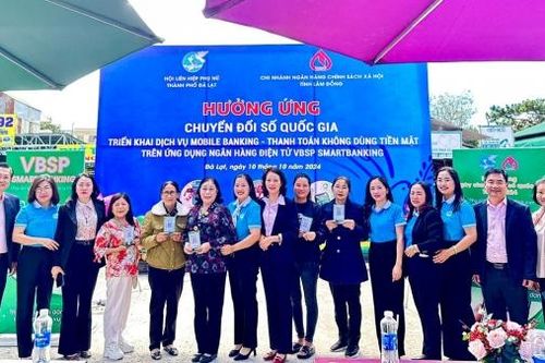 Phụ nữ Lâm Đồng tích cực tham gia chuyển đổi số, thanh toán không dùng tiền mặt