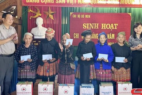Đồng chí Chủ nhiệm Ủy ban Kiểm tra Tỉnh ủy dự sinh hoạt tại Chi bộ bản Bó Mon, xã Tú Nang