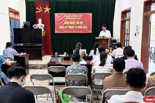 Đồng chí Trưởng ban Nội chính Tỉnh ủy dự sinh hoạt chi bộ thường kỳ tháng 10 tại chi bộ bản Chạ Lóng