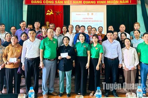 Trao 100 suất quà cho hội viên, nông dân bị thiệt hại do cơn bão số 3