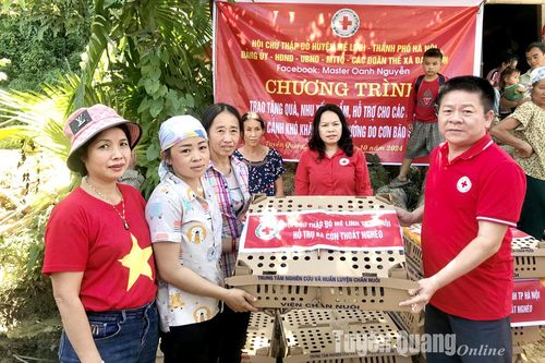Hội Chữ thập đỏ huyện Mê Linh, Hà Nội tặng trên 200 triệu đồng cho người dân Hùng Lợi bị ảnh hưởng bởi bão số 3